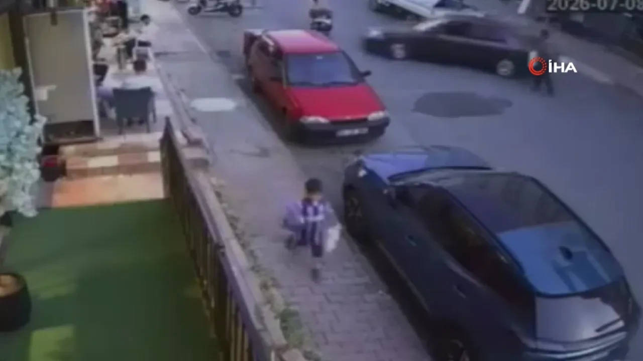 Fren yerine gaza bastı, önce bebek arabasına, sonra oturan vatandaşa çarptı: Dehşet anları saniye saniye kamerada!
