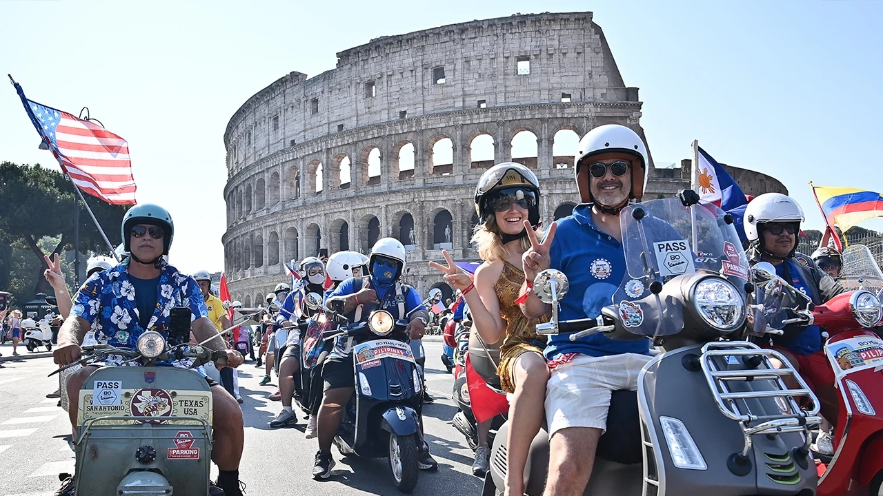 Vespa tutkunları Roma’yı ele geçirdi: Binlerce kişi aynı rotalarda buluştu