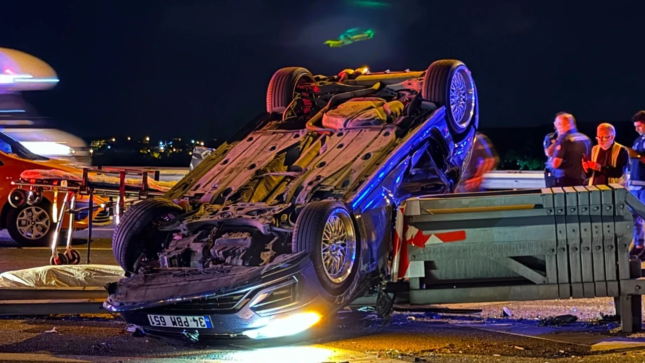 Feci kaza! Otomobil takla atıp bariyerlere saplandı: Ölü ve yaralılar var