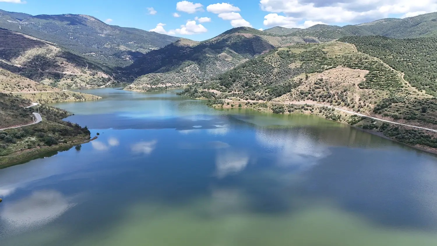 Baraj tam kapasiteye ulaştı, su tahliyesi başladı