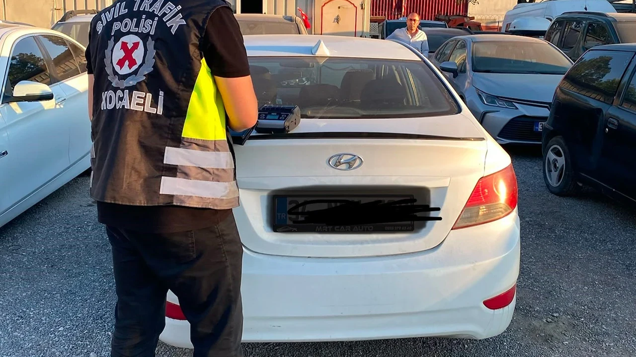 Kocaeli'de korsan taksi sürücüsü ve yolcuya ceza yağdı