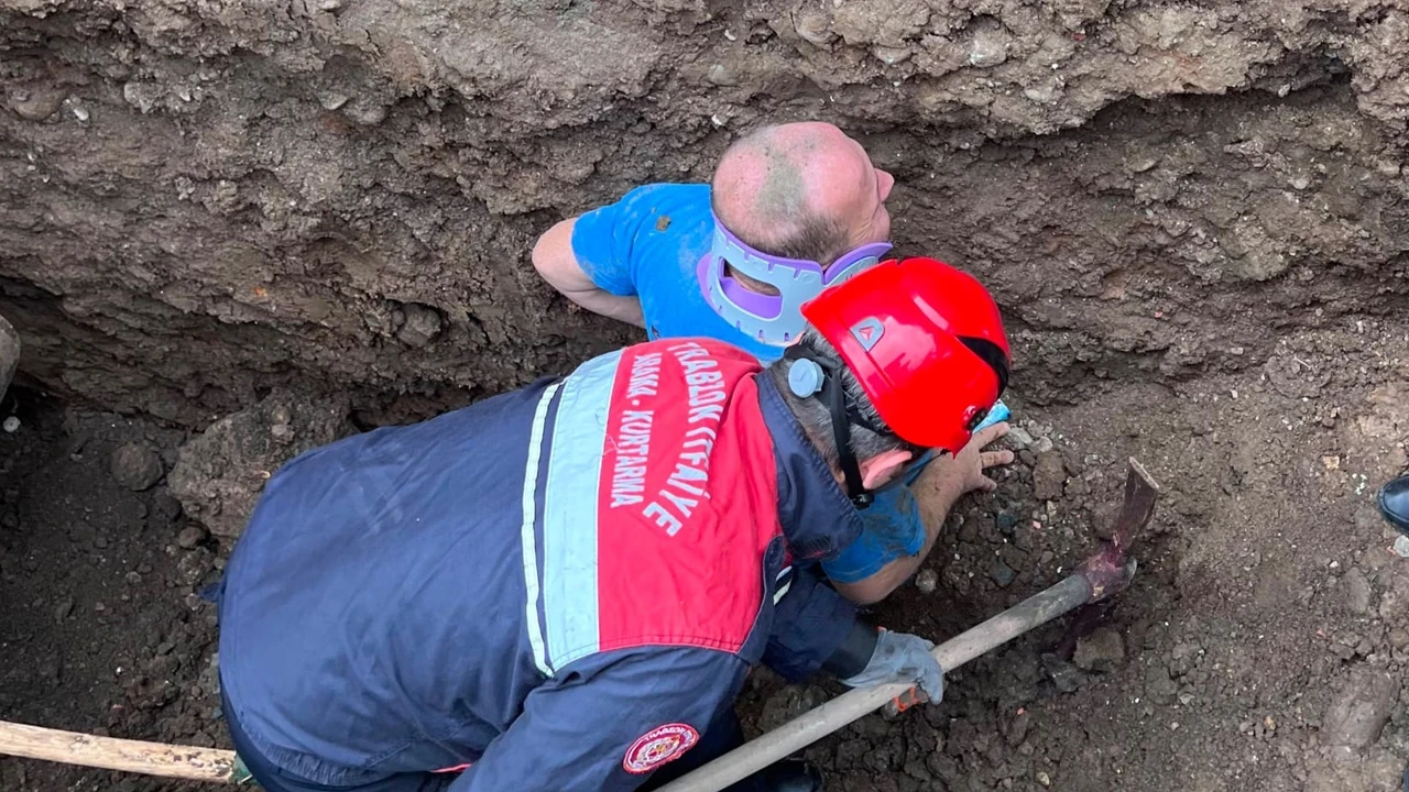 Trabzon Akçaabat'ta altyapı çalışmasında göçük: Bir işçi yaralandı
