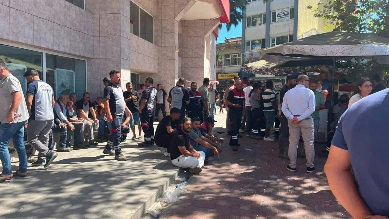 Belediye işçileri şalteri indirdi: Hakları için iş bıraktılar