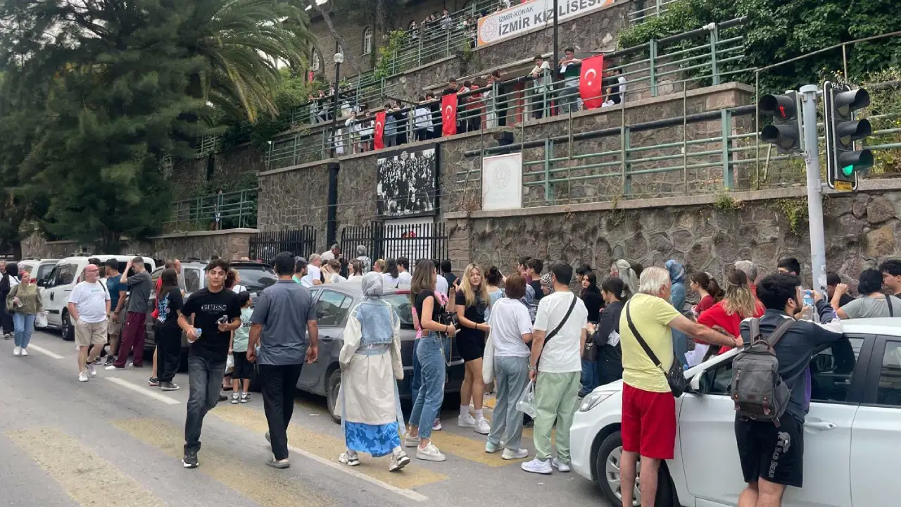 LGS heyecanı okul kapılarına taştı: Velilerden eğitim sistemine tepki