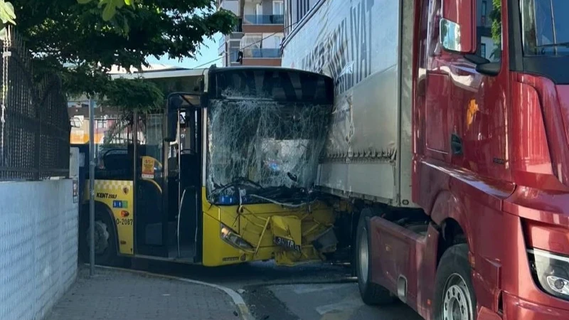 İETT otobüsü ile tır çarpıştı: Kazada üç kişi yaralandı