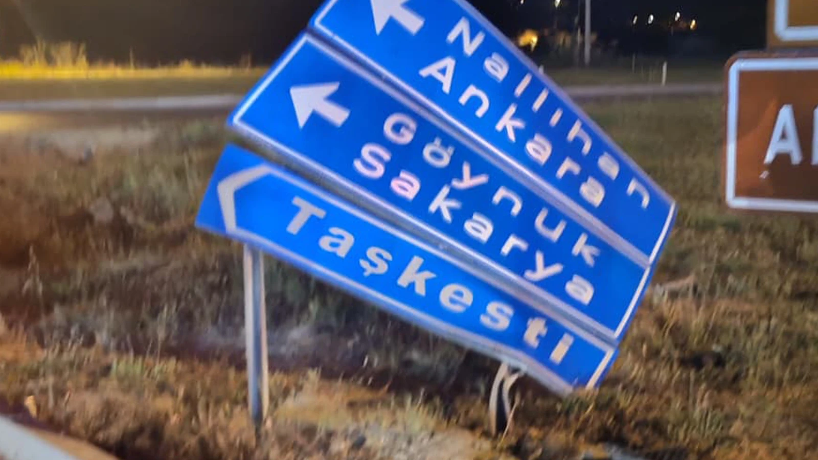 Trafik levhasına çarpıp kaçan alkollü sürücüye 25 bin TL ceza