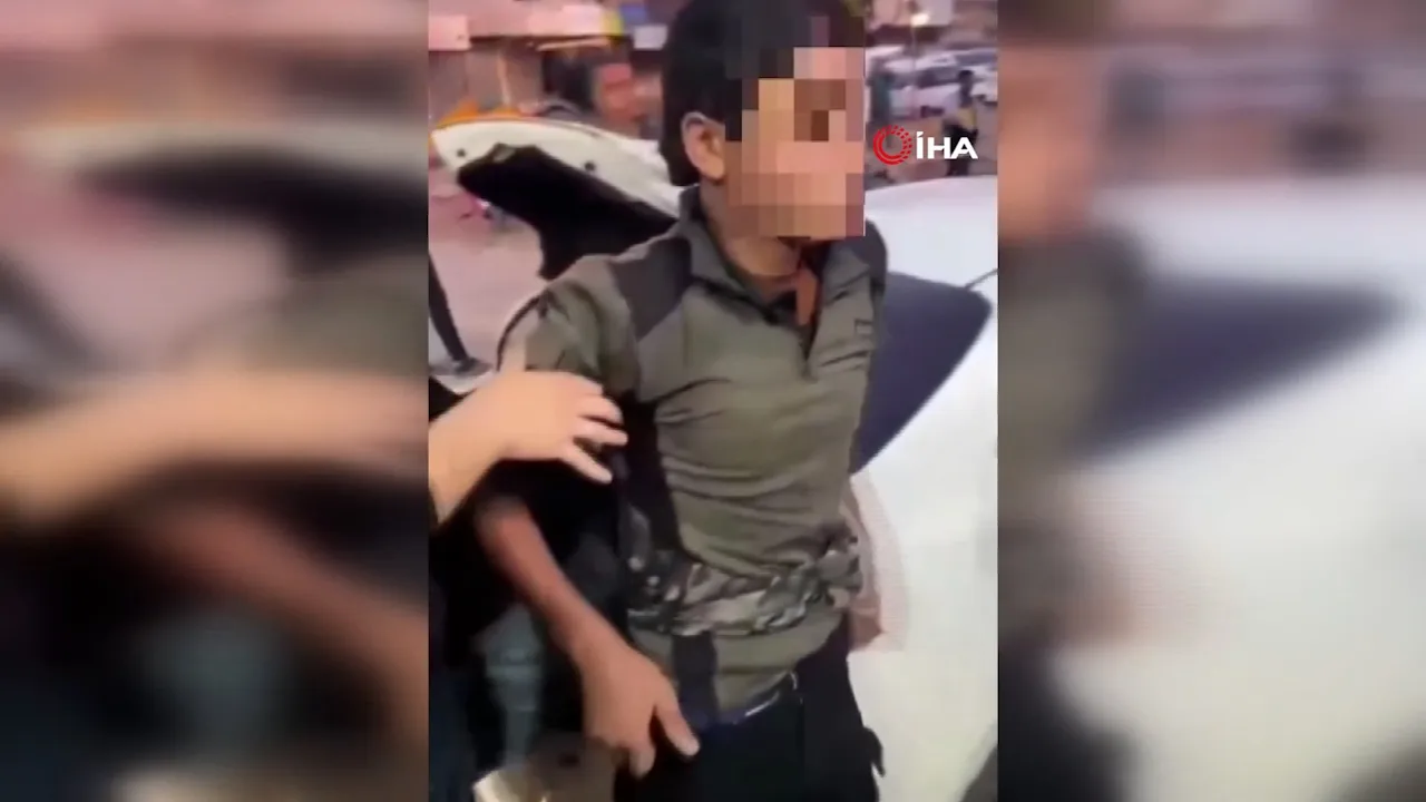 Tıka basa göçmen dolu araç! Bagajında 4, içinde 8 kaçak göçmen yakalandı