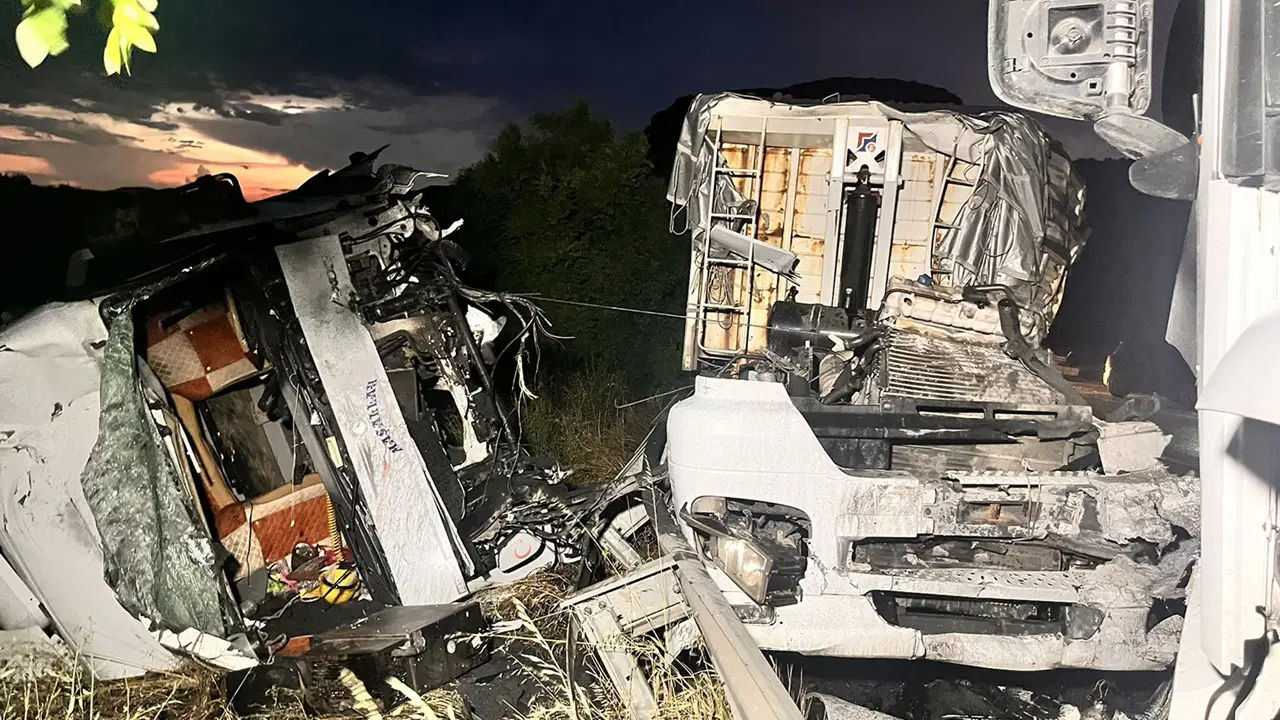 Manisa’da feci kaza... 2 TIR çarpıştı: 2 sürücü yaralandı