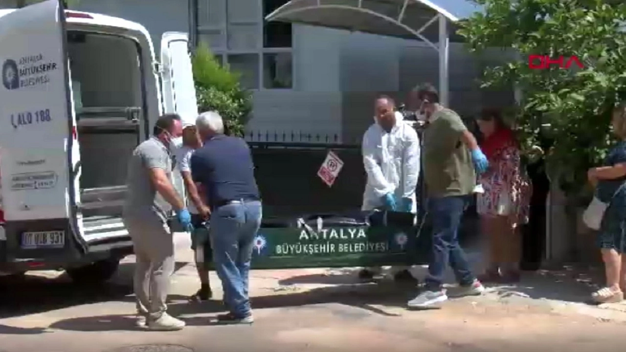 Antalya'da şüpheli ölüm: Komşuların "kötü koku" ihbarı gerçeği ortaya çıkardı