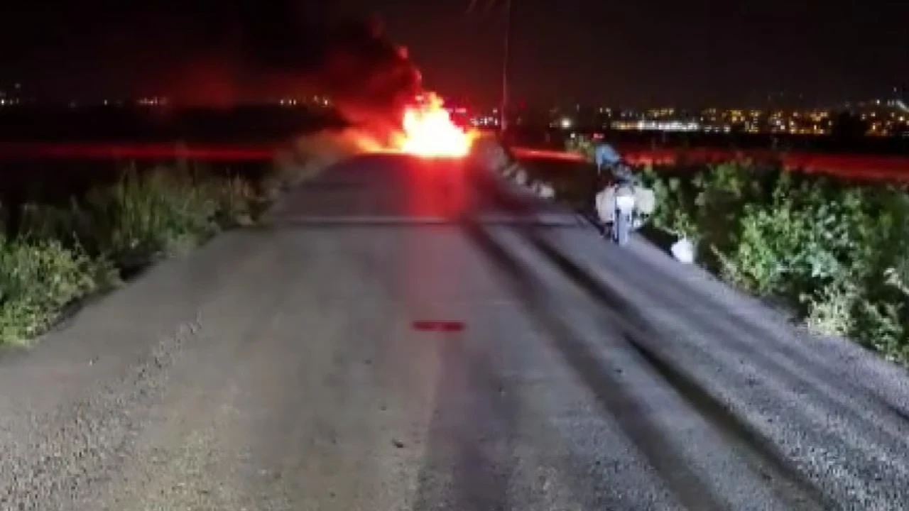 Hatay'da seyir halindeki otomobil alevlere teslim oldu