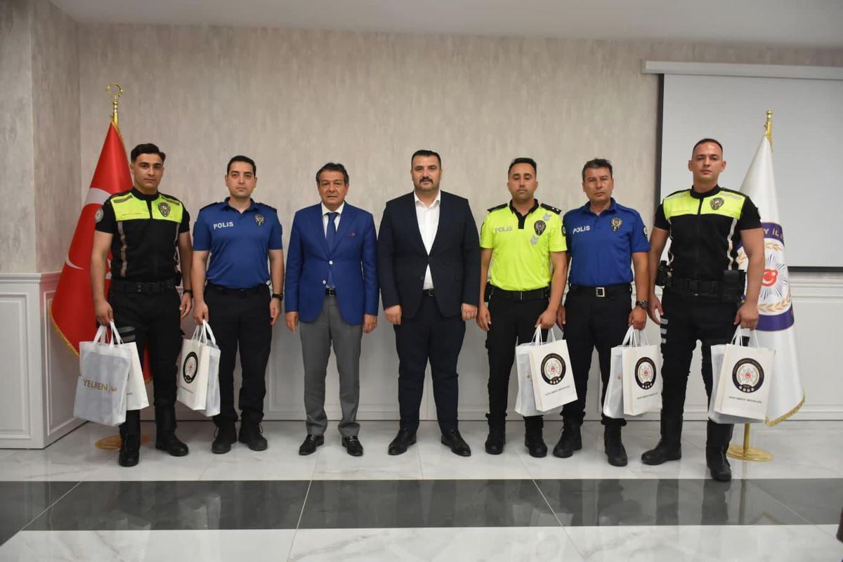 LGS'ye geç kalma riski yaşayan öğrenciyi sınava yetiştiren polislere ödül