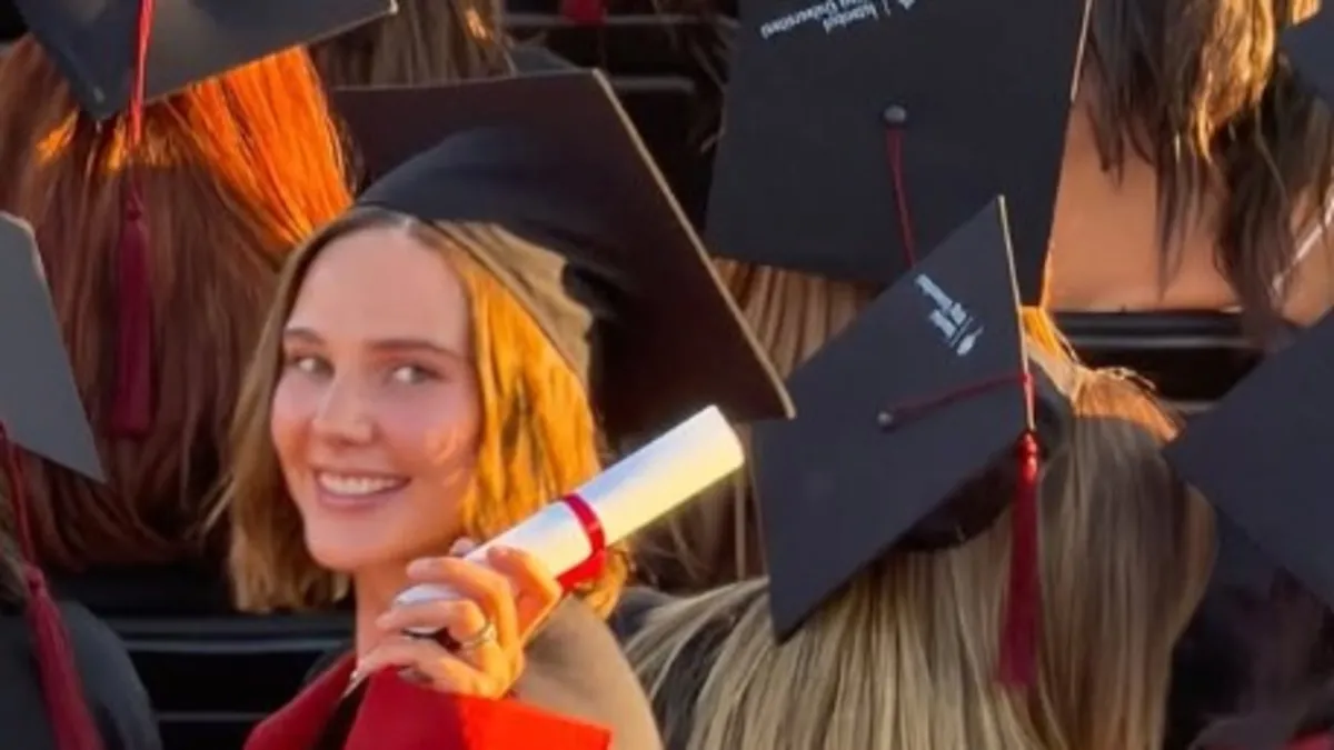 Oyuncu Alina Boz’dan kariyerine yeni bir başarı daha! Diplomasını aldı, mutluluğunu eşi ve annesiyle paylaştı...