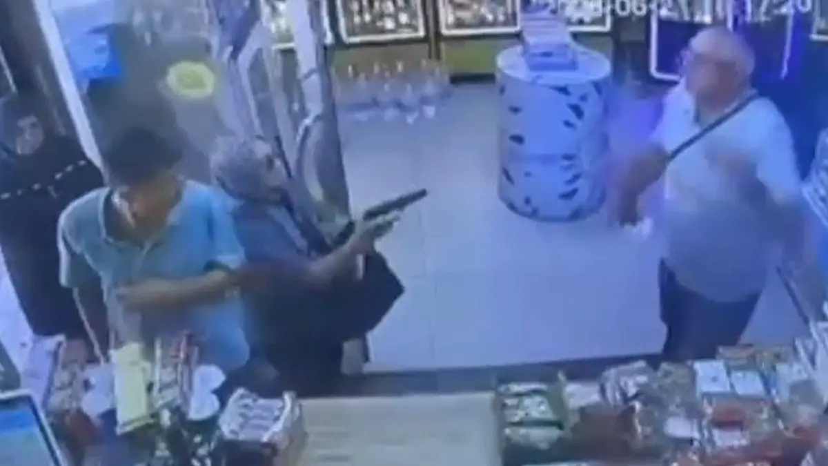 Eşine silah çeken kadın kamerada! Ateş edemeyince yaraladı