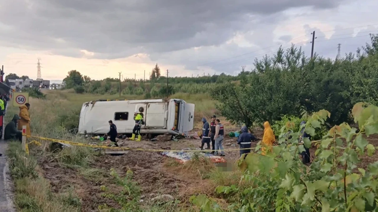 Isparta’da Can Pazarı: Tur Minibüsü Şarampole Uçtu, Çok Sayıda Ölü ve Yaralı