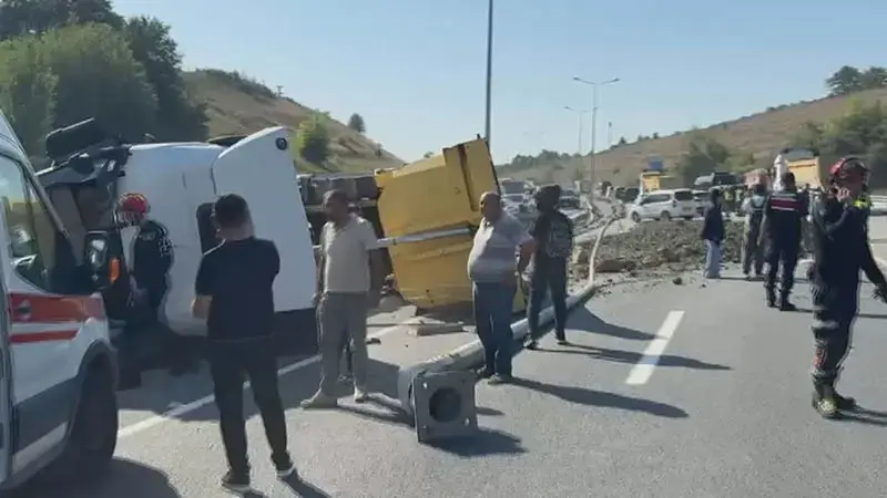 Eyüpsultan'da otomobile çarpan hafriyat kamyonu devrildi: 2 yaralı