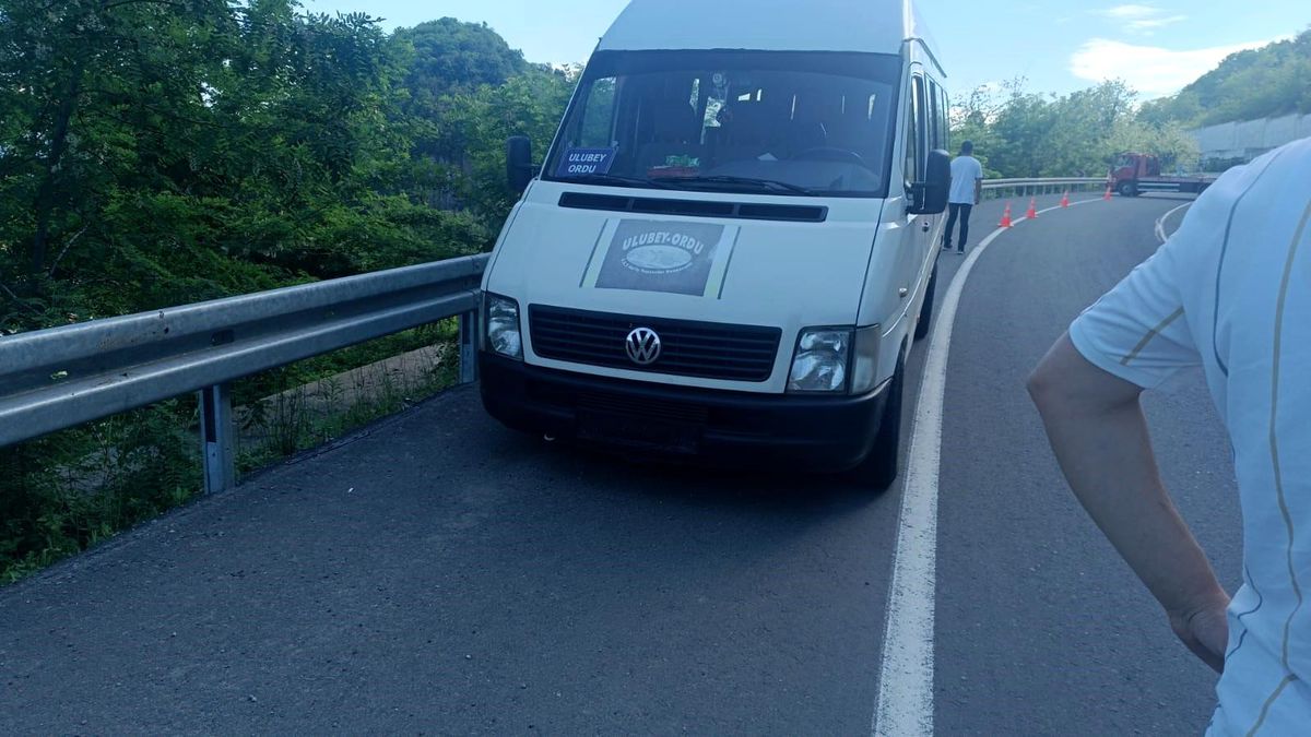 Direksiyon başında kalp krizi geçirdi: Şoför hayatını kaybetti, yolcular kurtuldu