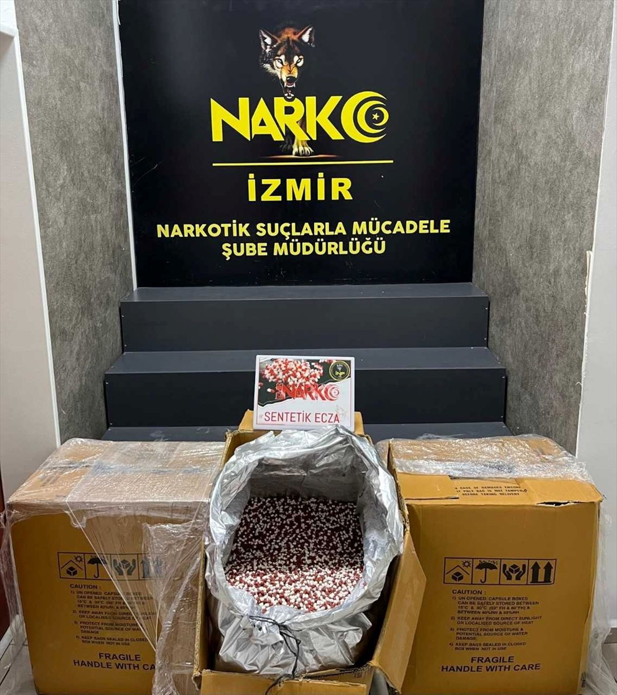 İzmir'de uyuşturucu operasyonunda 300 bin sentetik ecza ele geçirildi