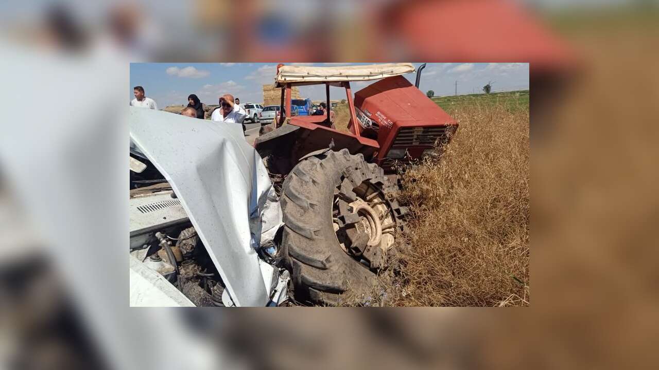 Çankırı'da otomobil park halindeki traktöre çarptı: 3 Ölü