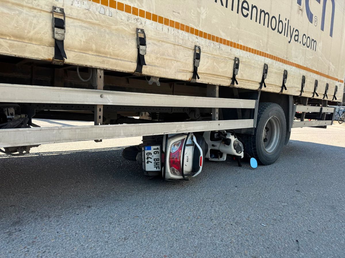 Çarpıştığı kamyonetin altında kalan motosikletli kazadan 7 gün sonra öldü