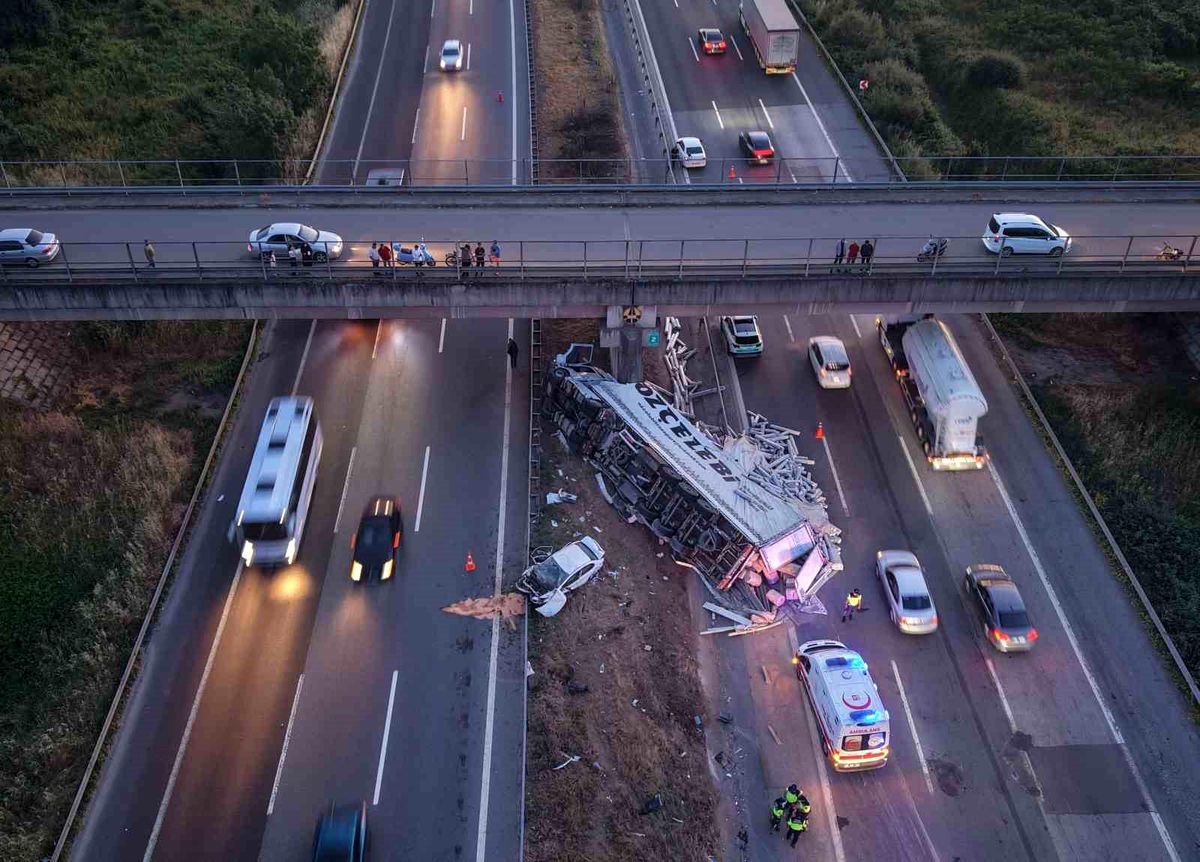 TEM'de halı yüklü tır ile otomobil çarpıştı: 6 yaralı