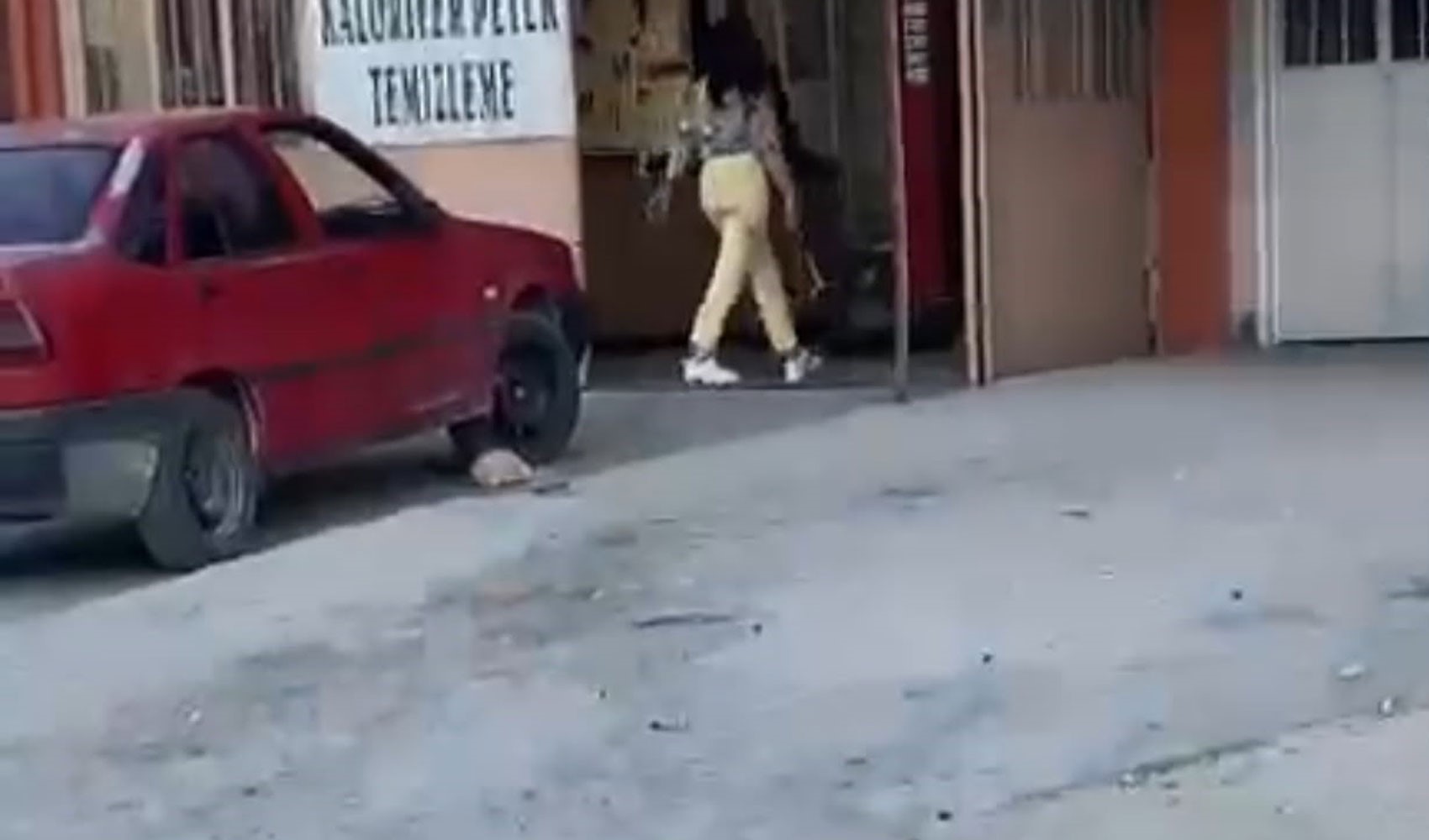 Sevgilisine olan öfkesini çekiçle cam kırarak gösterdi