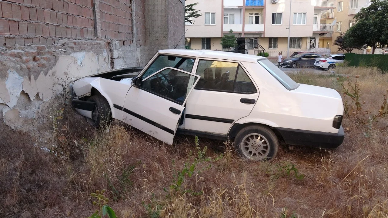 Boş arazide duvara çarpan sürücü otomobilini bırakıp kaçtı