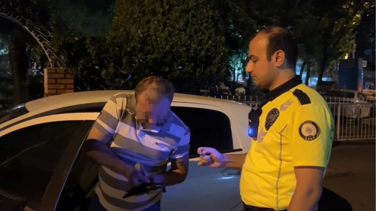 Polis denetimini görünce aracını kenara çekti, "Sigara almaya geldim" diyerek kendini savundu