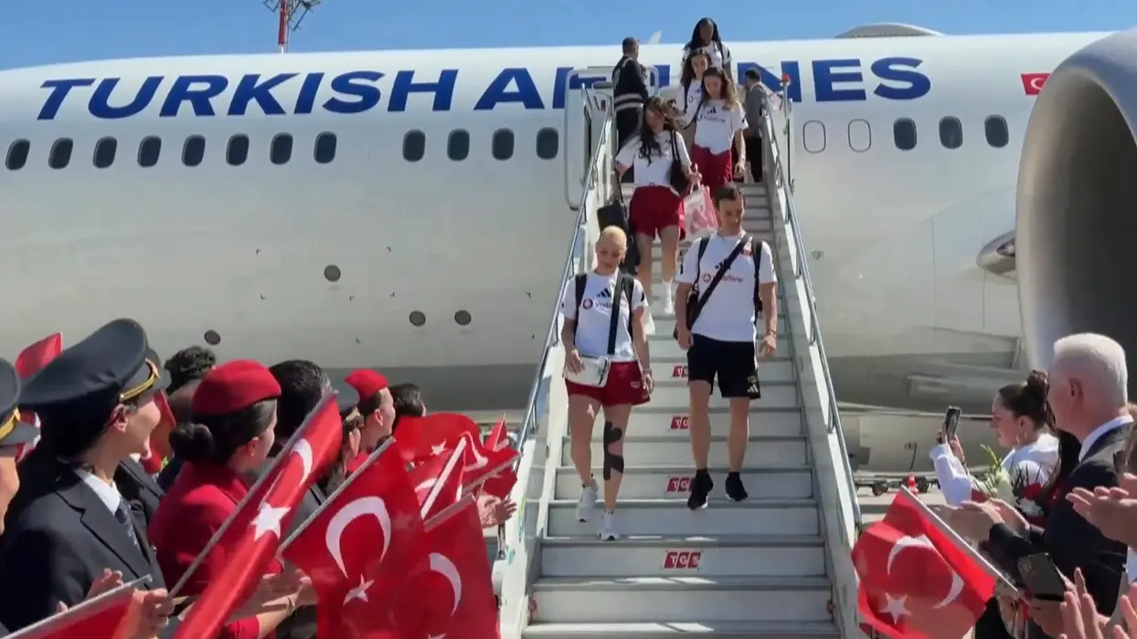 Havalimanında coşkulu karşılama! Filenin Sultanları yurda döndü