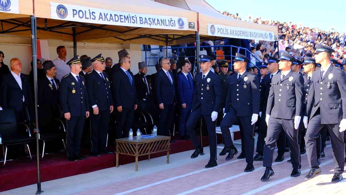 Karaman POMEM'de 409 polis adayı mezun oldu