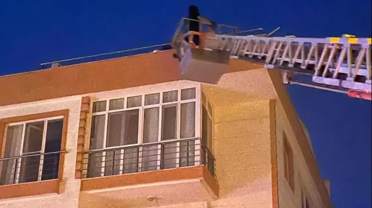 Lapseki'de 4 katlı apartmanda yangın paniği: Çatıda mahsur kalan 4 kişi kurtarıldı