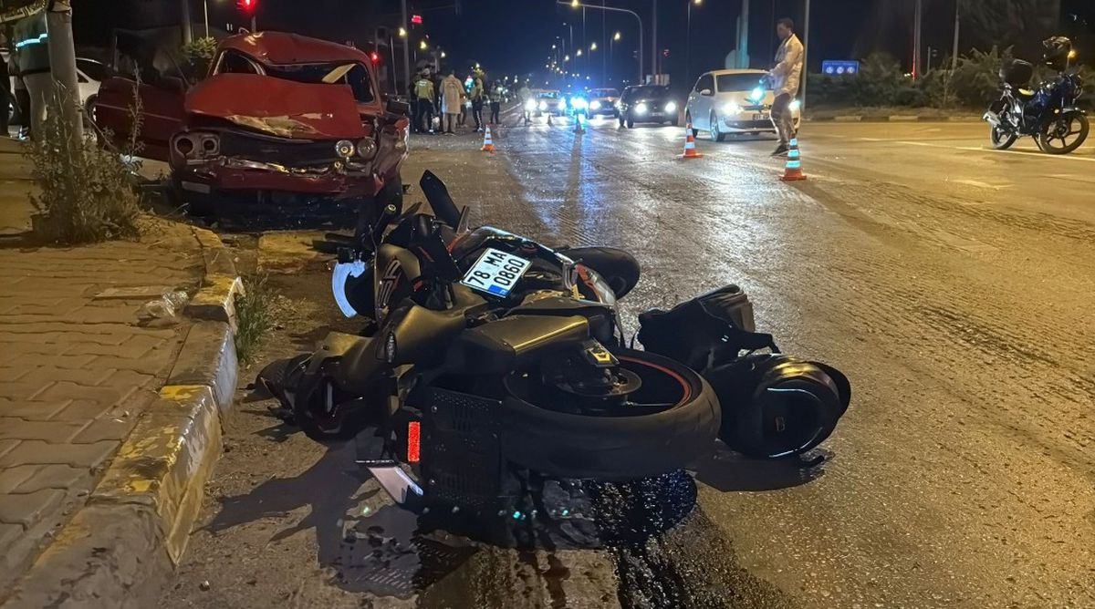 Otomobille çarpışan motosikletin sürücüsü ağır yaralandı