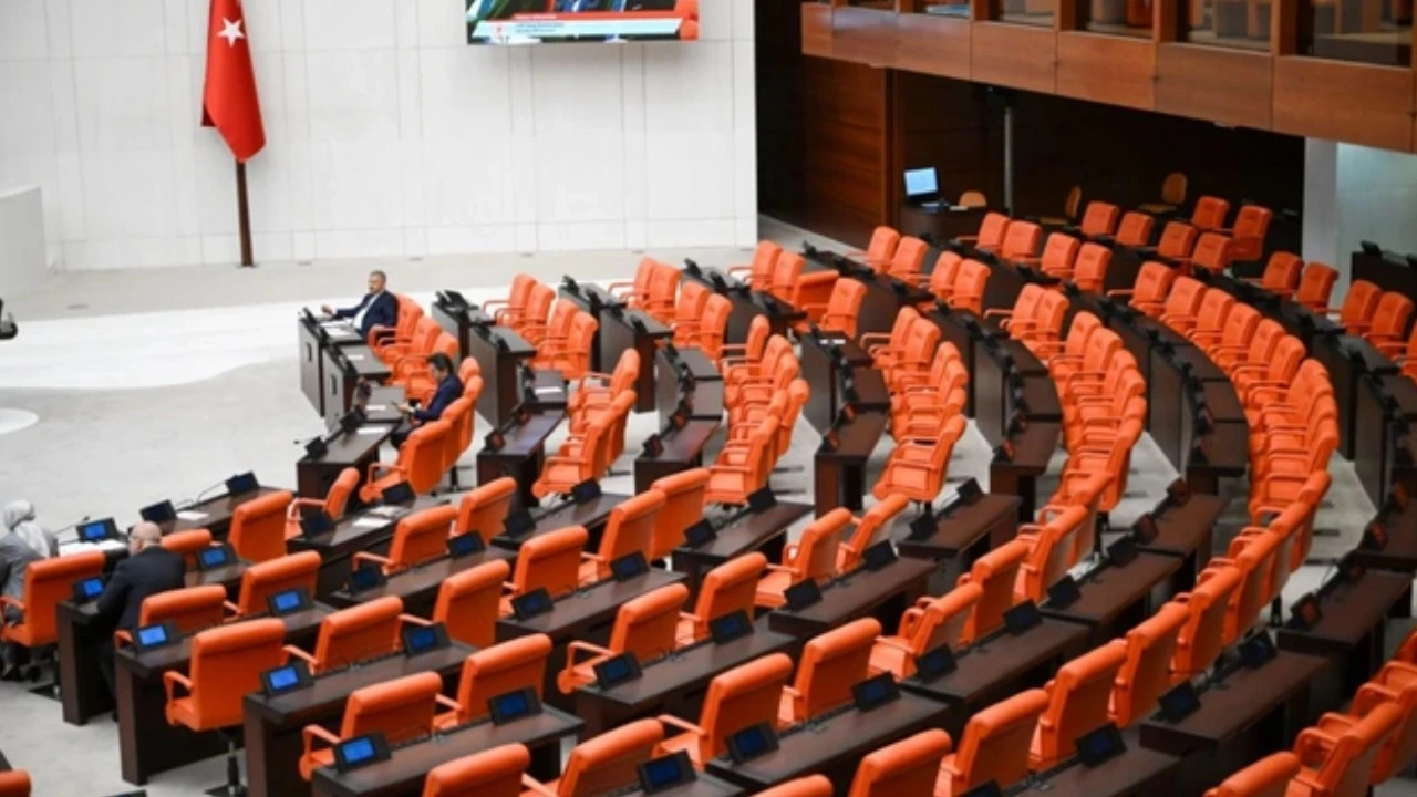 Erdoğan'ın peş peşe uyarıları sonuç vermedi: AKP sıraları yine boş kaldı