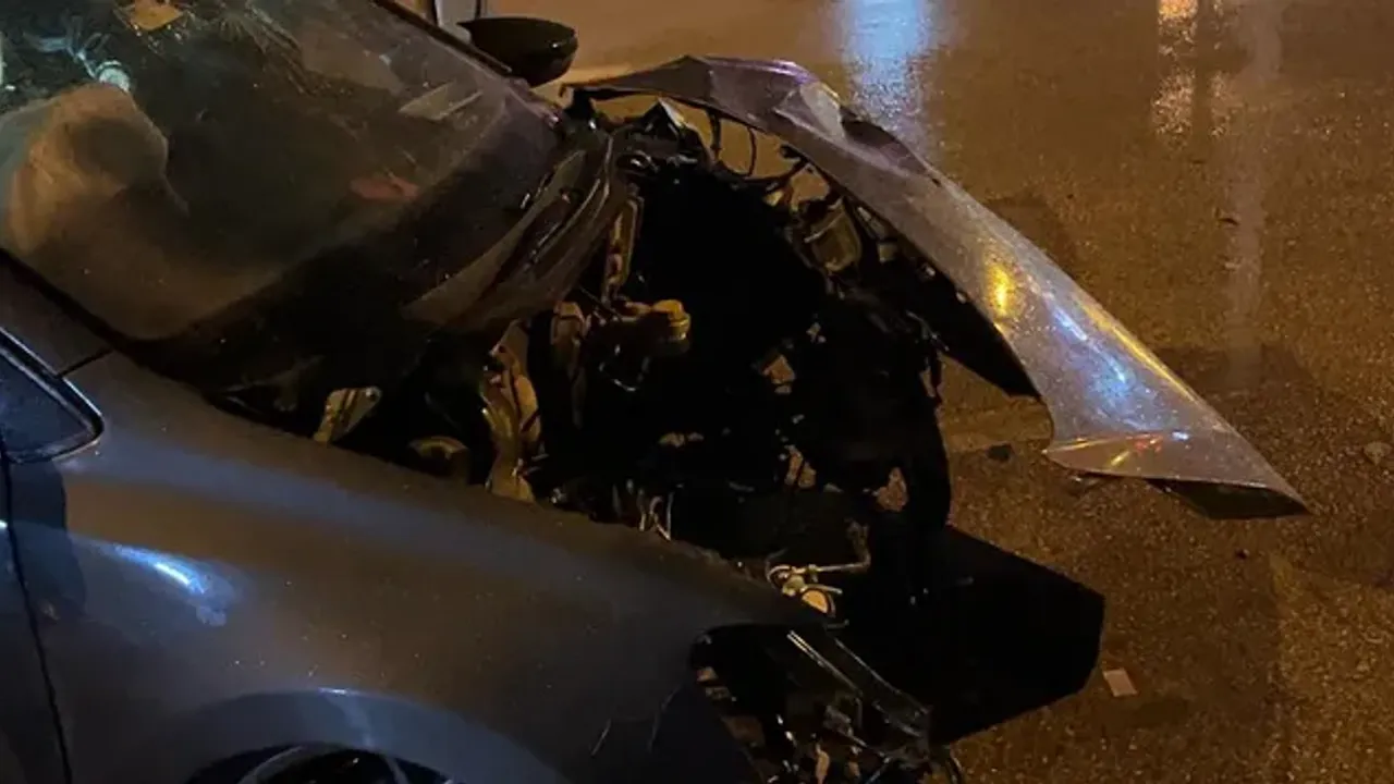 Kontrolden çıkan otomobil bariyerlere çarptı: 1'i ağır 2 yaralı