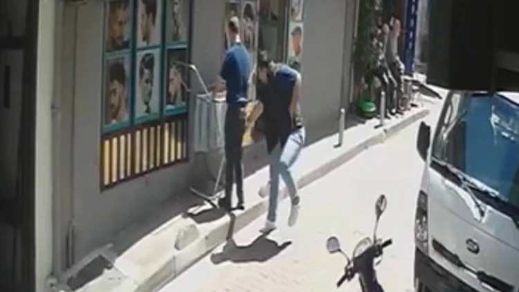Saç kesimini beğenmedi günlerce izlediği berberi iş yerinin önünde bıçakladı