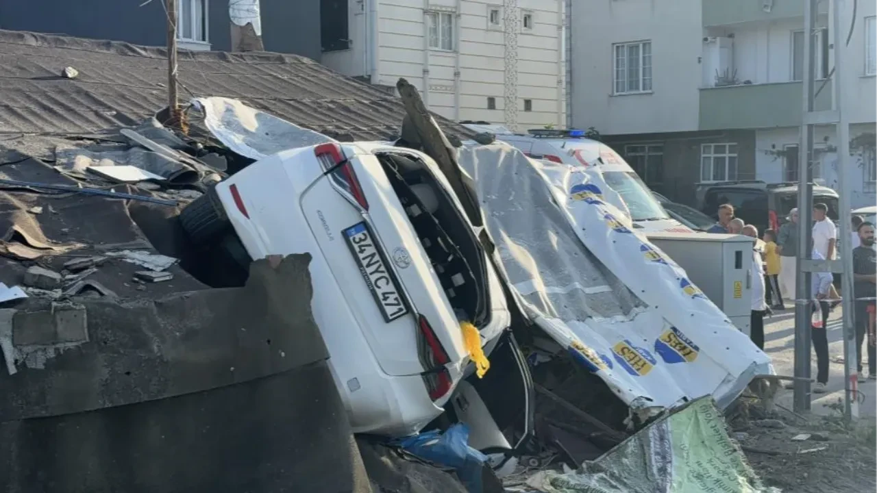 Arnavutköy’de dehşet anları! Kontrolden çıkan otomobil müstakil eve daldı 5 kişi yaralandı