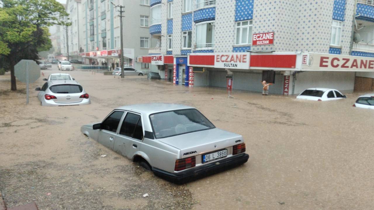 Kırşehir'de sağanak yağış sele dönüştü: 15 araç mahsur kaldı
