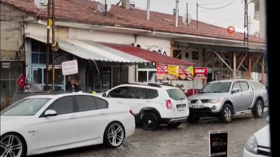 Beypazarı'nda sağanak yağışı fırsat bilen esnaf aracını yıkadı