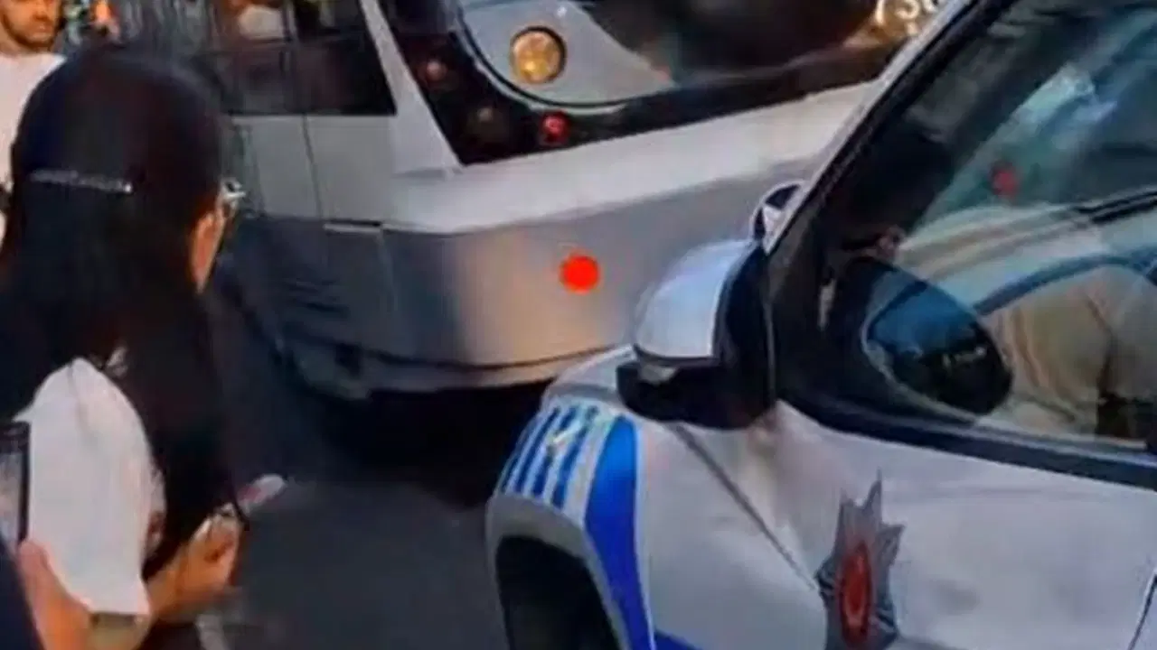 Fatih'te korkunç olay... Çocuk rayların altına düştü: Tramvayın altında kalarak öldü