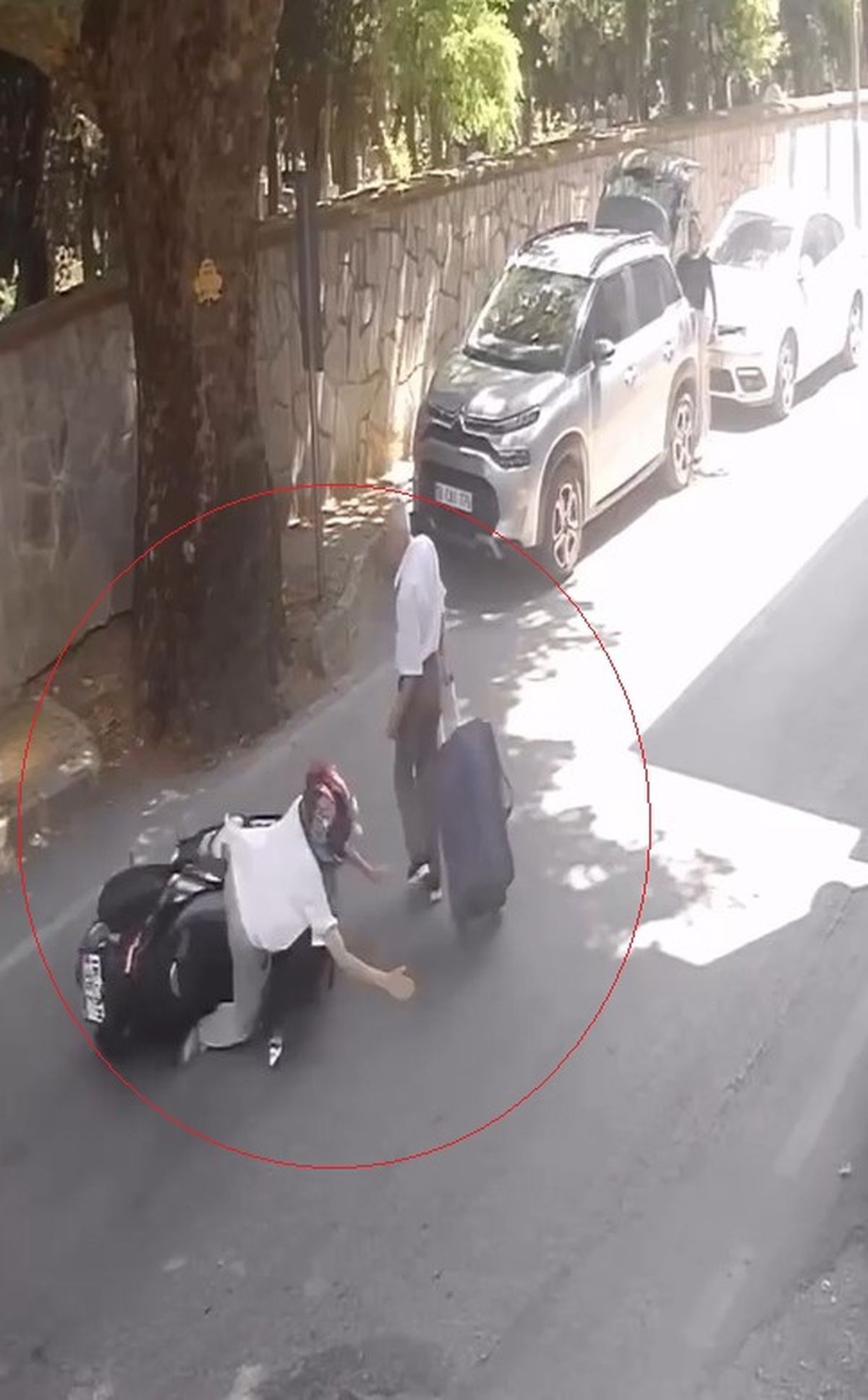 Devrilen motosikletin yayaya çarptığı kaza kamerada