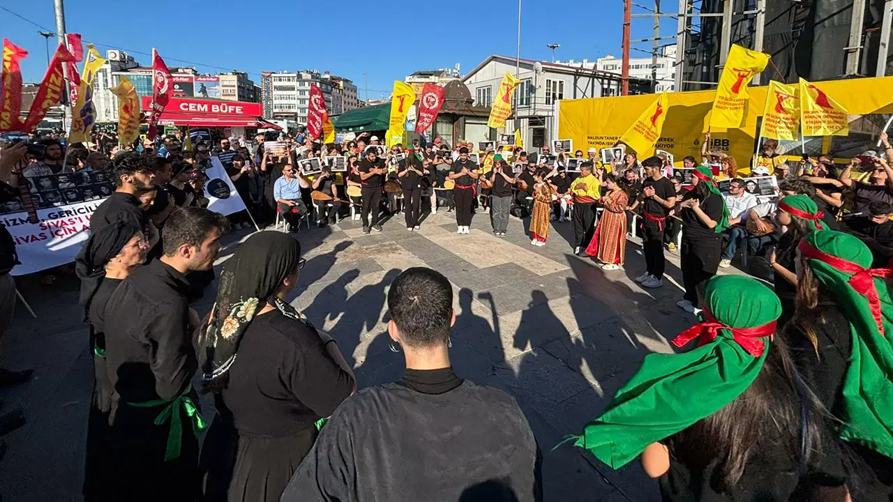 Sivas Katliamı'nda yaşamını yitiren 33 kişi Kadıköy’de anıldı: 'Katliamlarla hesaplaşılmadan demokrasi gelmez'
