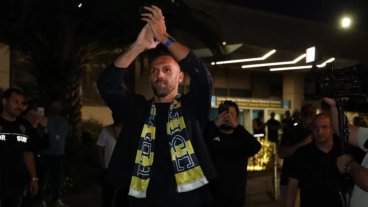 Fenerbahçe transferde ilk bombayı patlattı: Vedat Muriqi İstanbul'da!