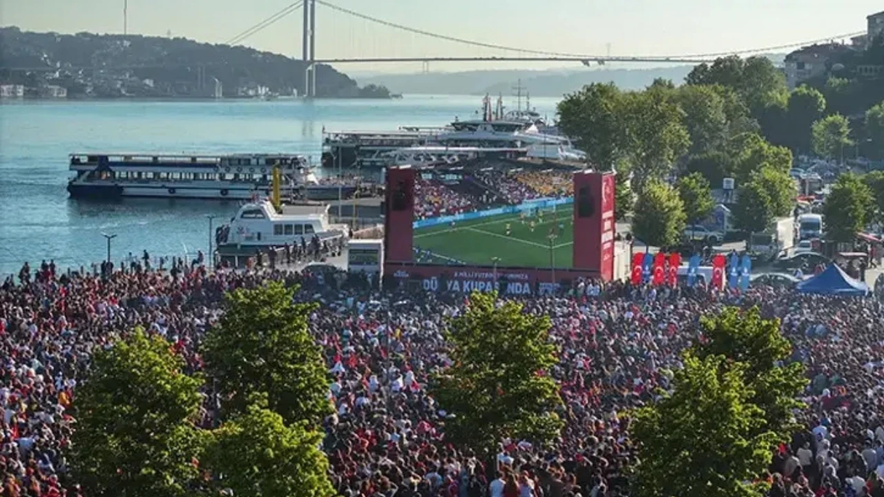 İstanbul'da vatandaşlar milli heyecan için meydanları doldurdu