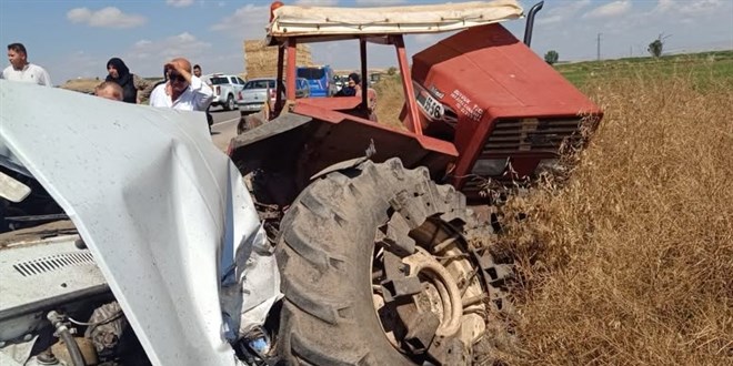 Park halindeki traktöre çarpan otomobildeki 3 kişi öldü