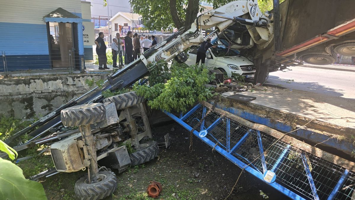 Dere temizliğinde köprü çökünce vinç, yanındaki otomobilin üzerine devrildi