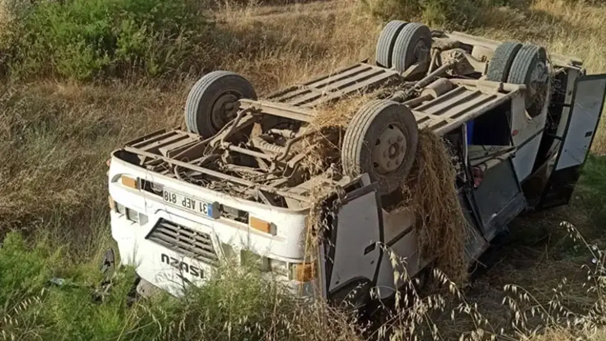 Amasya'da facianın eşiğinden dönüldü! Tarım işçilerini taşıyan minibüs tarlaya devrildi!