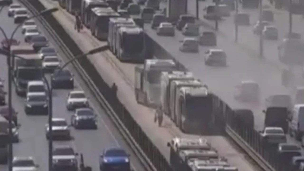 İstanbul'da korkutan yangın: Avcılar'da metrobüs yangını