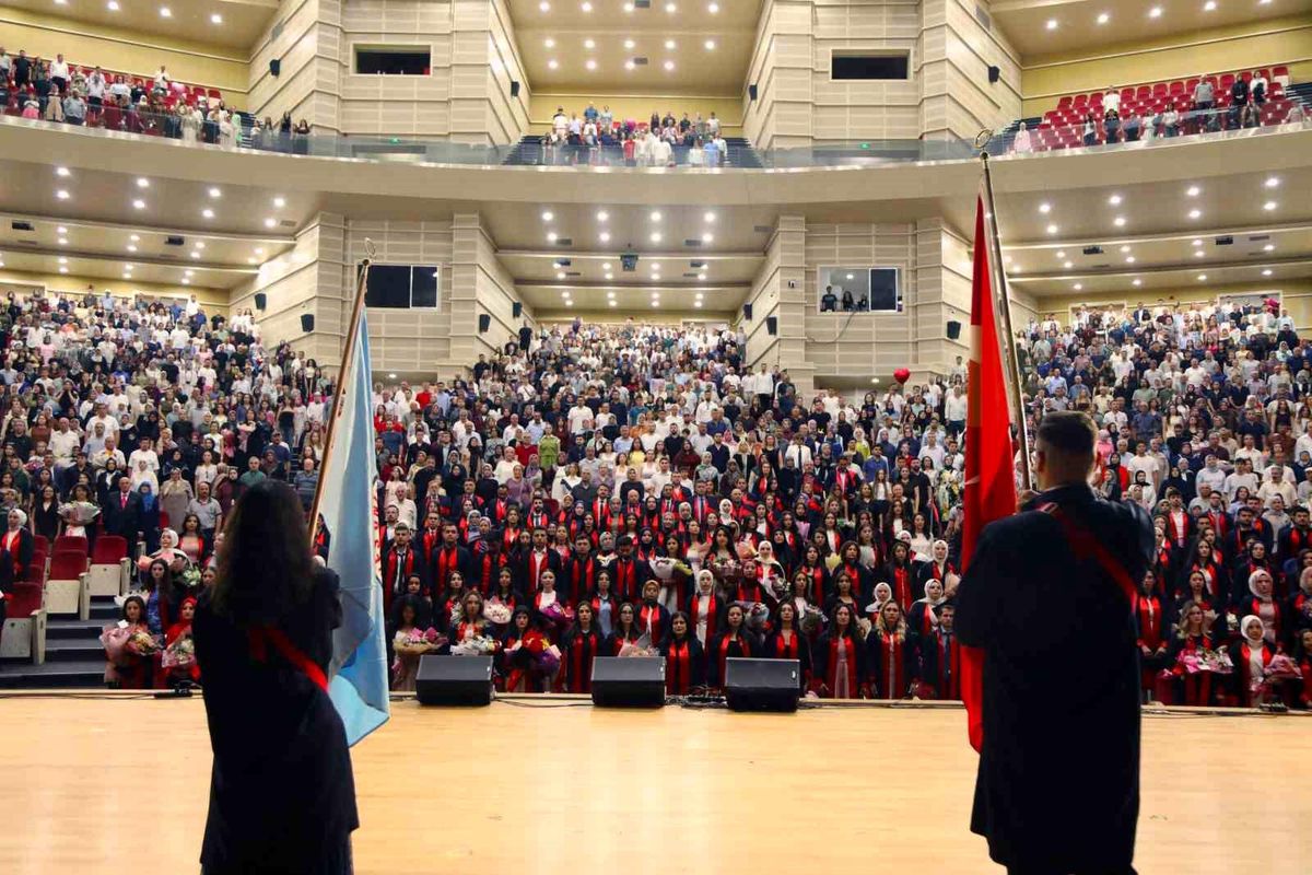 ERÜ Eğitim Fakültesi yeni mezunlarını verdi