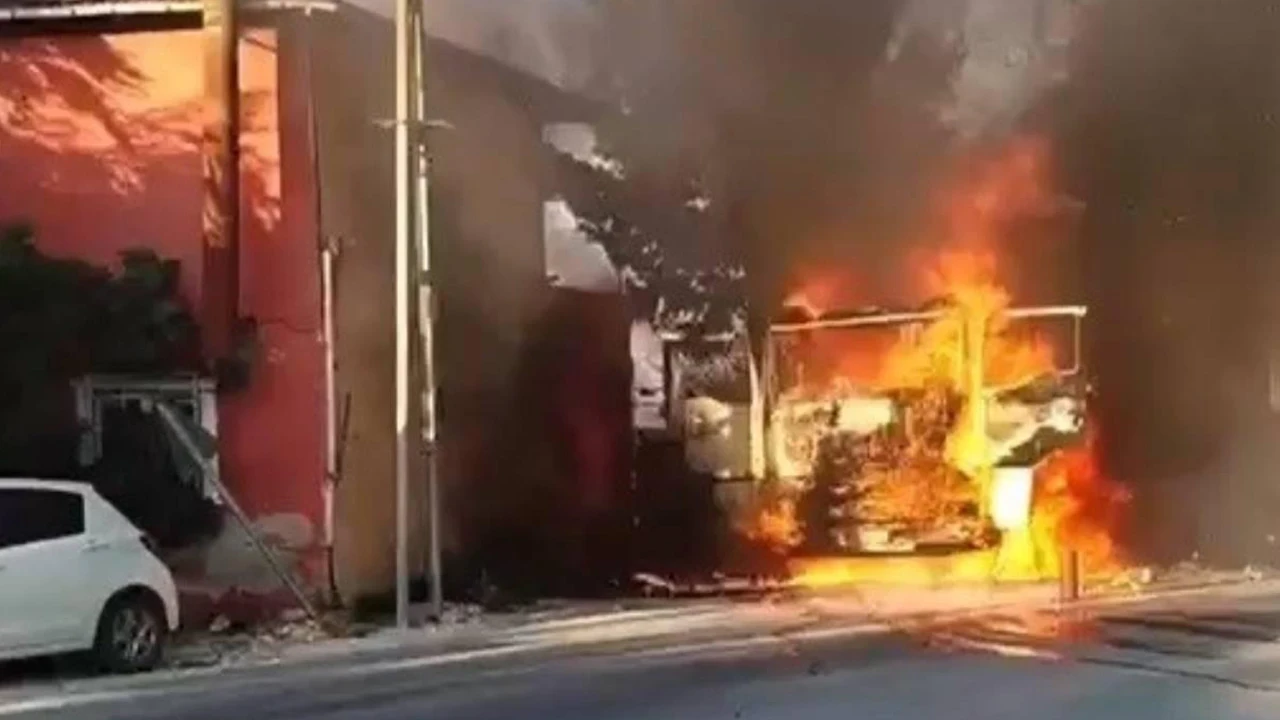 Büyükçekmece'de park halindeki tırda çıkan yangın söndürüldü