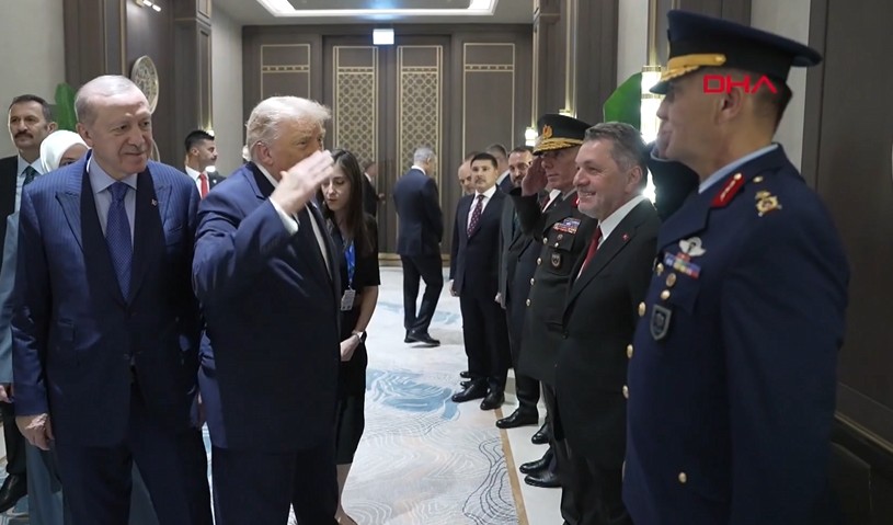 ABD Başkanı Trump'tan karşılama heyetindeki Türk komutanlara asker selamı