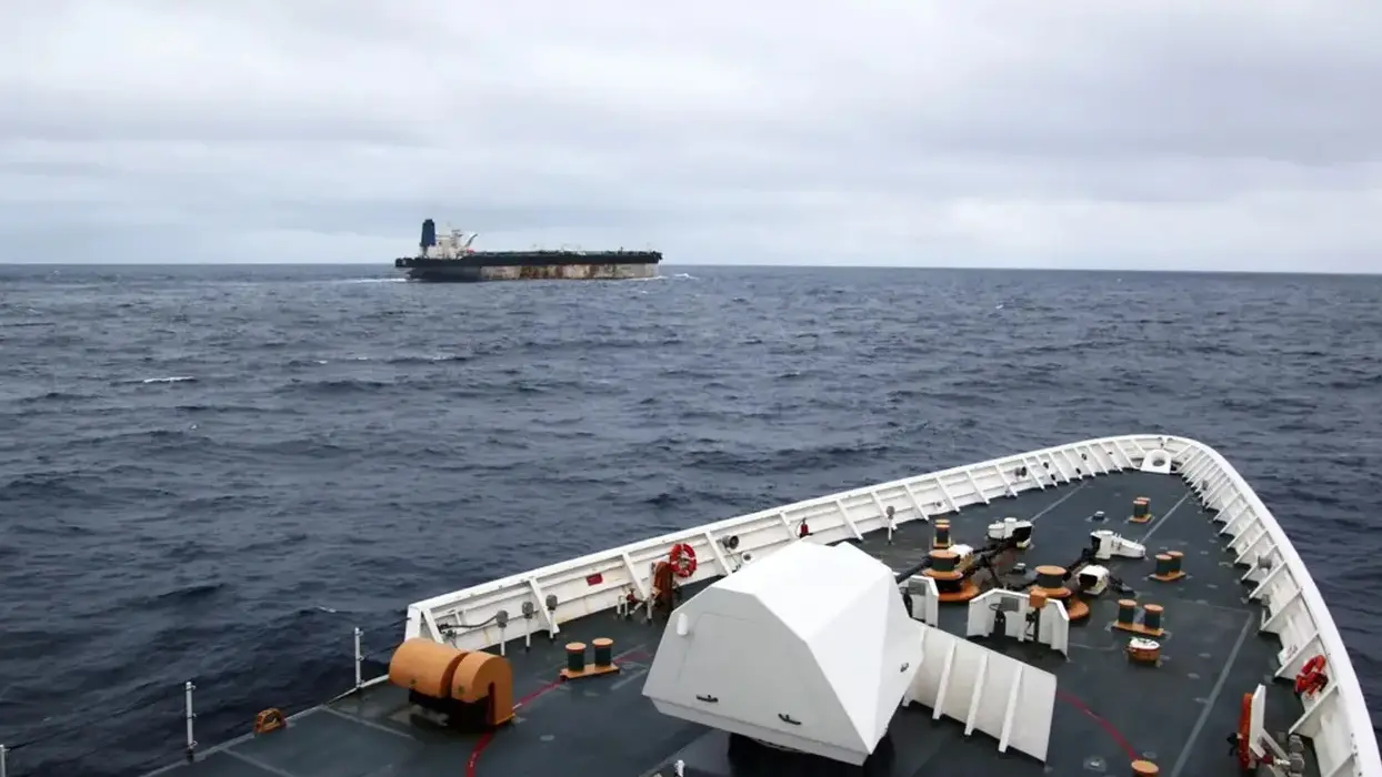 Komandolar gemiye çıktı! İngiltere'den Rus tankerine operasyon